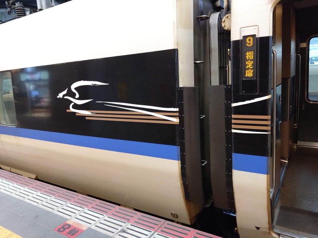 サンダーバード9号車の車体に描かれた雷鳥のエンブレムと「9 指定席」の表示