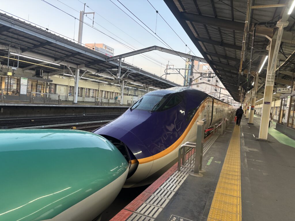 宇都宮駅のホームに停車するE8系「つばさ」とE5系の連結部