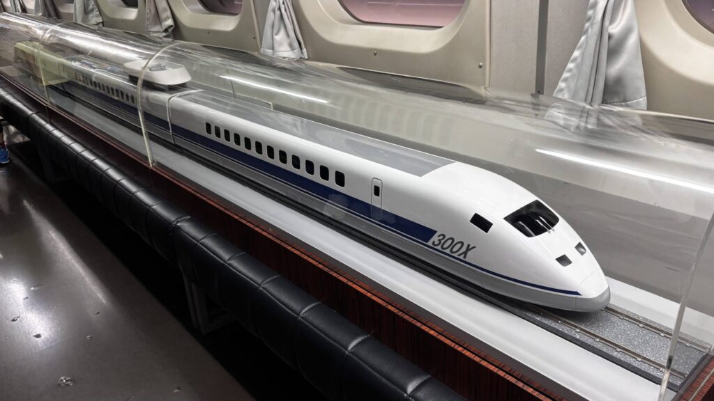 300Xの車内に展示された、300X自身の模型
