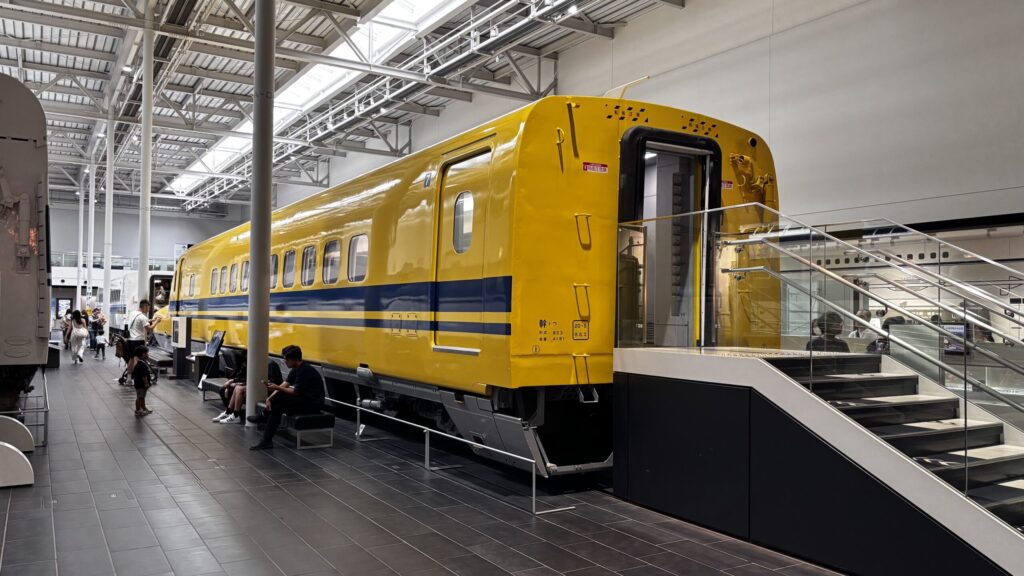 The side of Doctor Yellow car 7, marked "Series 923, tare weight 41.8 t"